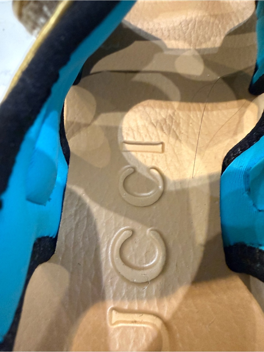 Gucci Kids Gold Sandals with Pink Logo Accents - Picture 9 of 10